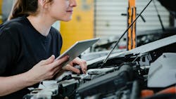 65b2b63df1d587001e0f324e Woman Tech Underhood With Tablet Used 64 Vsp Adobe 65b2b63df1d587001e0f324e Woman Tech Underhood With Tablet Used 64 Vsp Adobe