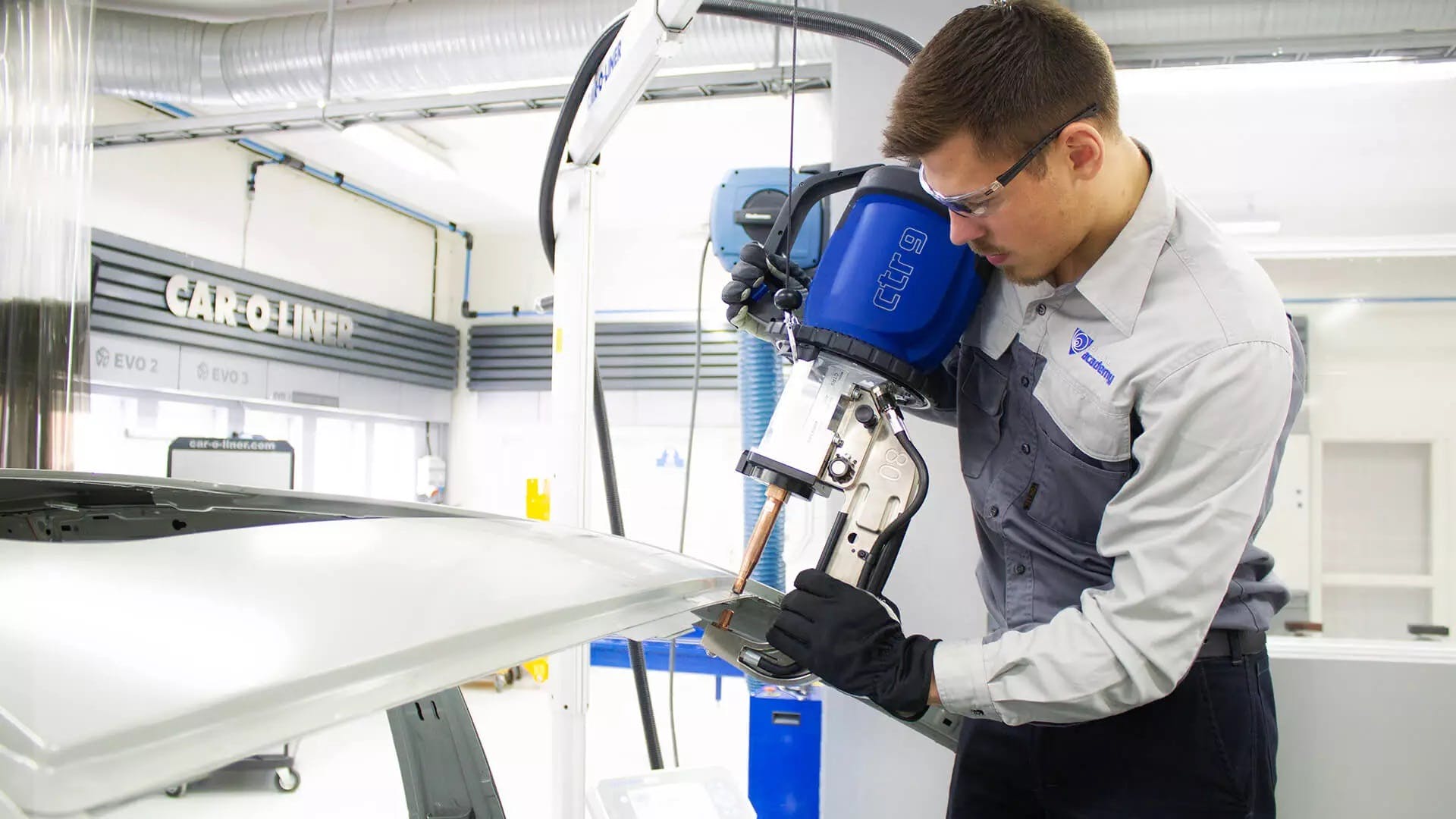 Welder setup goes beyond destructive weld tests. The installation of a roof panel or quarter panel may require multiple arm changes or the changing of electrode caps for squeeze-type resistance spot welders, with a machine reset required for each arm change.