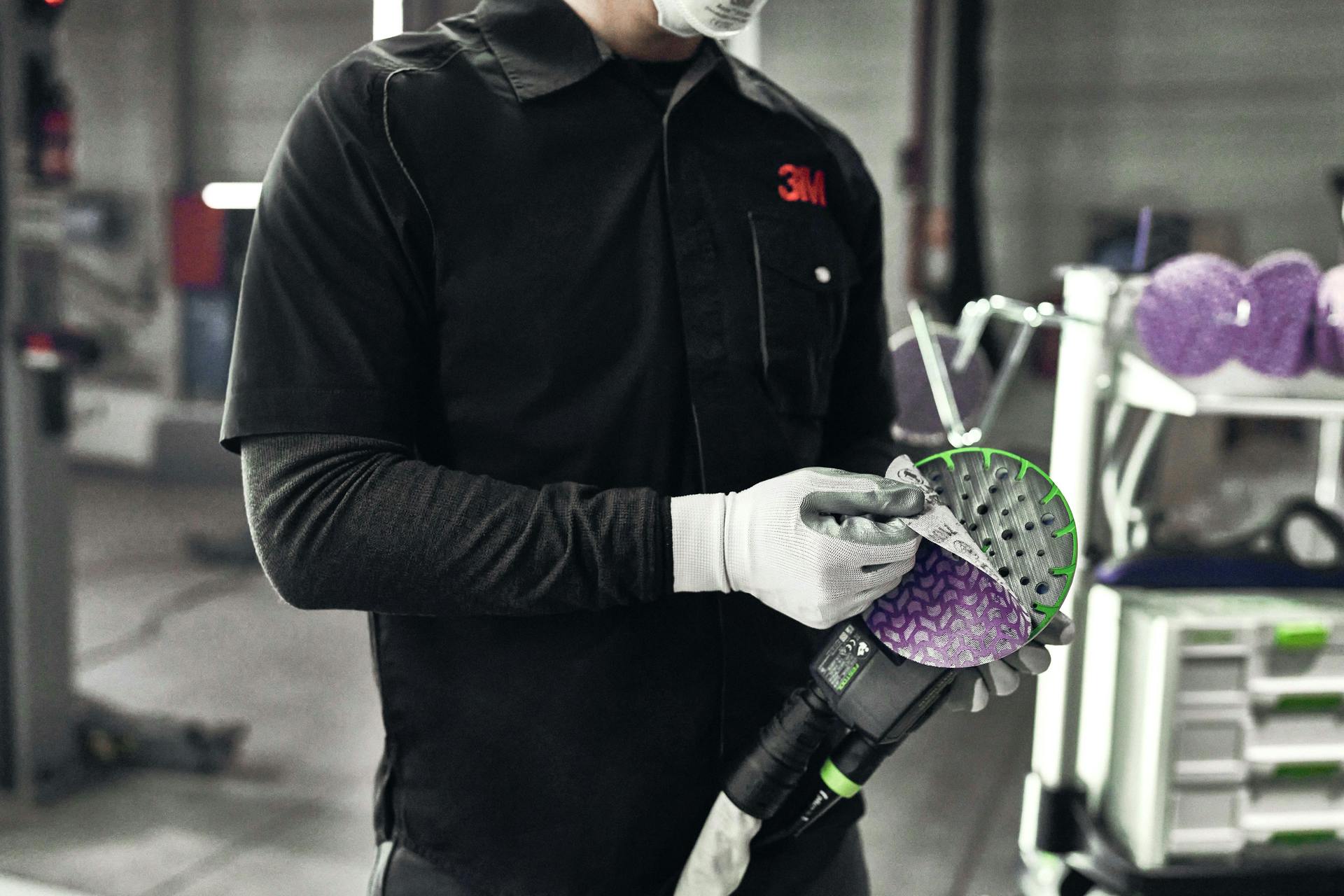 3M Cubitron II Net abrasives give you excellent dust capture whether you're using a self-generating-vacuum sander, a central vacuum system or a portable dust extractor.