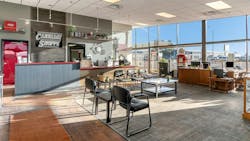 The building of the repair center was previously occupied by an antique shop, hence the antiques that decorate the lobby. The building of the repair center was previously occupied by an antique shop, hence the antiques that decorate the lobby.