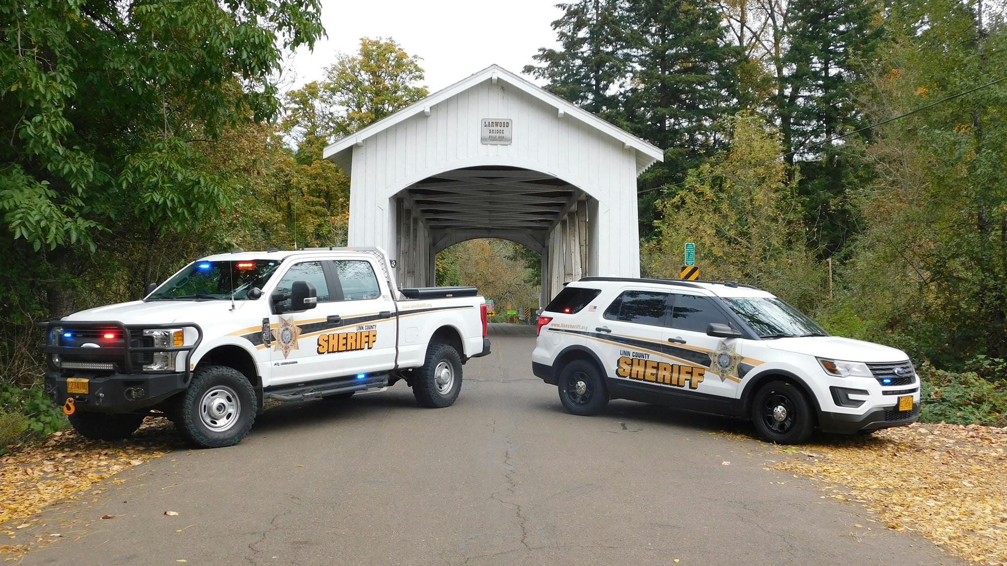 linn_county_sheriffs_truck_and_cruiser