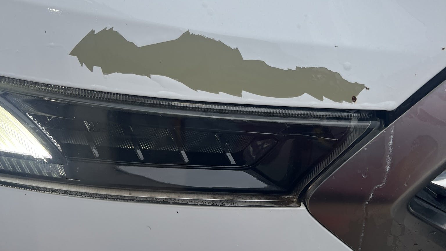 In the Facebook group 'Hyundai Paint Peel/Peeling,' Jamie O'Neill shared a photo of the peeling paint on her 2021 Palisade Limited.