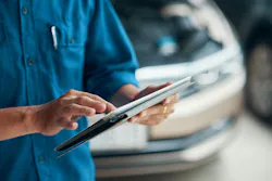 Technician/estimate with tablet